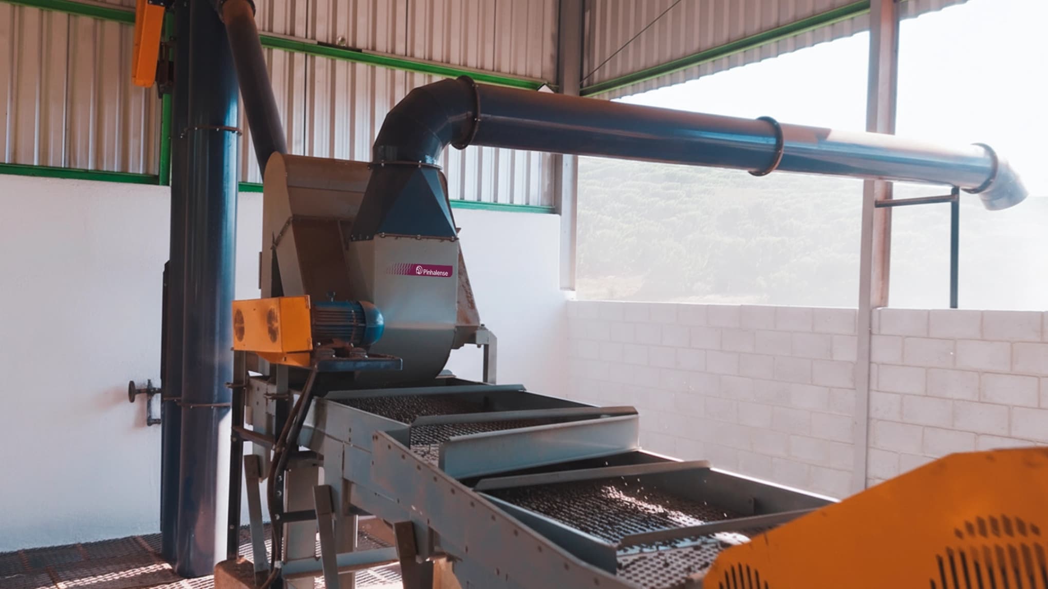 Bica de jogo para café de varrição acoplada com abanador de café Pinhalense
