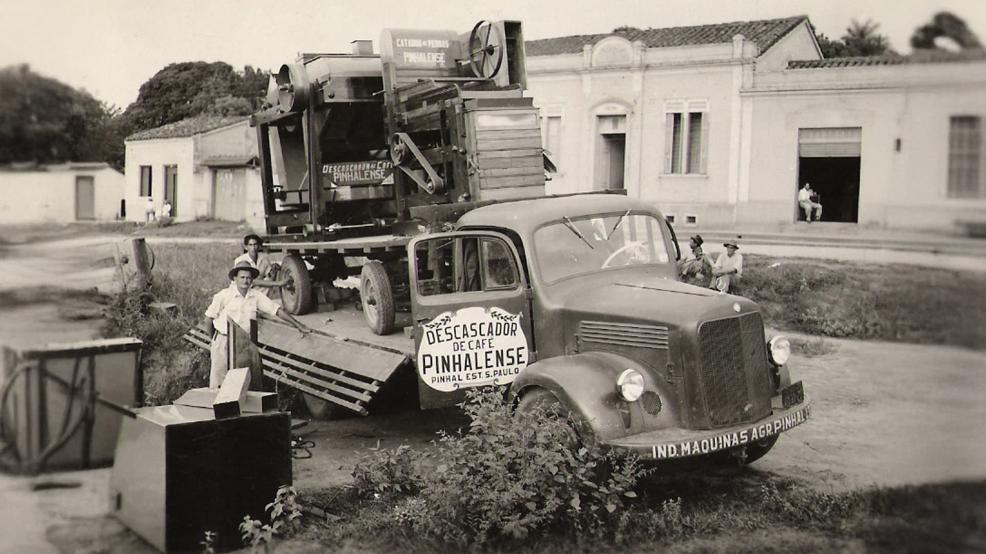 Carregamento de máquina de madeira
