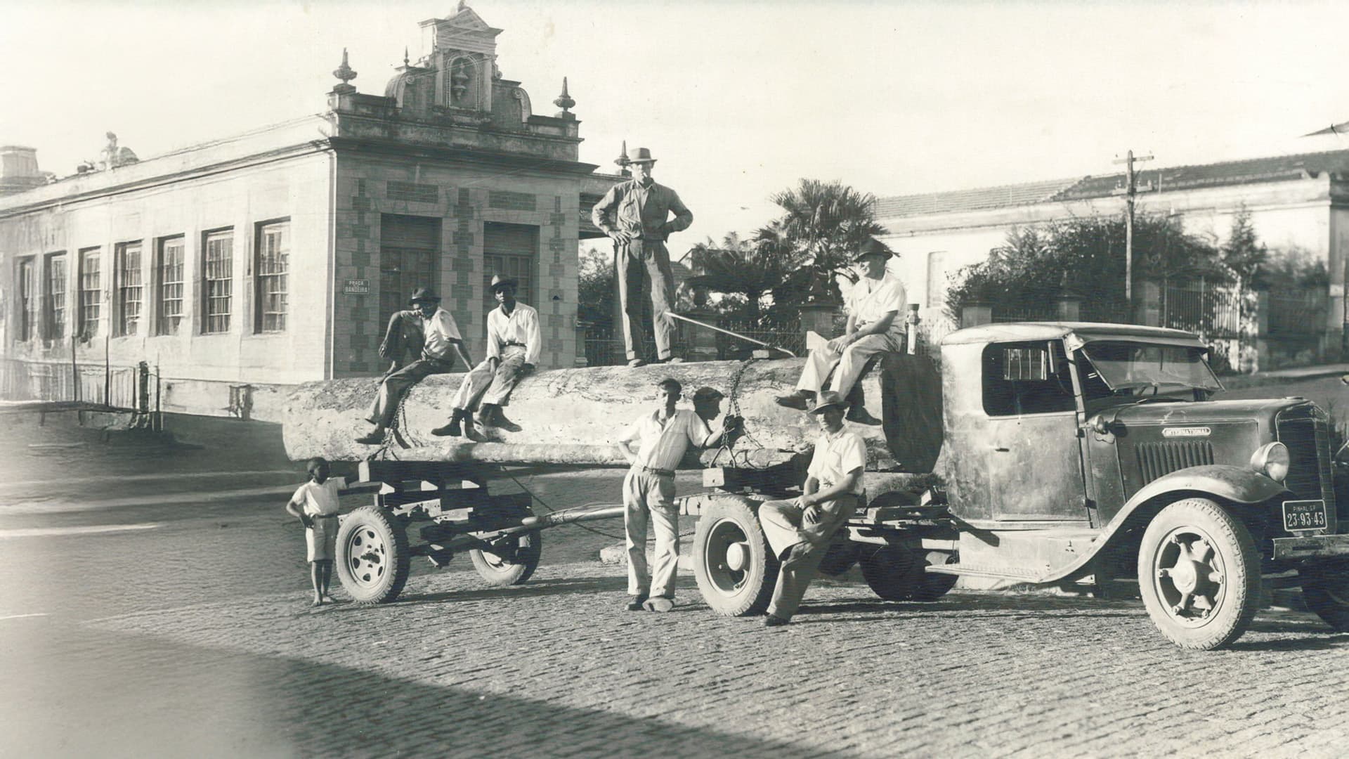 Colaboradores com máquina de madeira