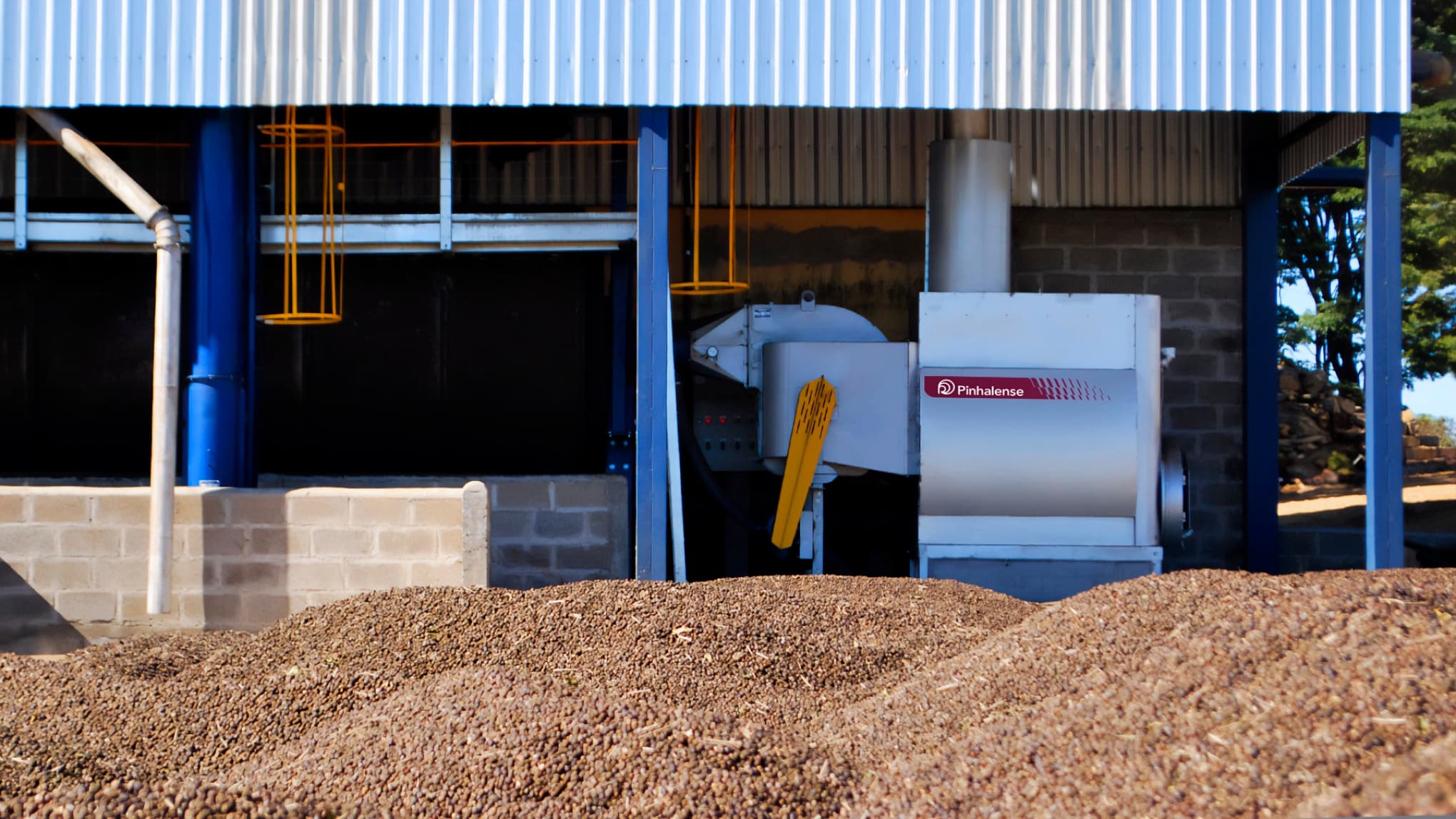 Imagem mostra a fornalha do secador de café em campo aberto.