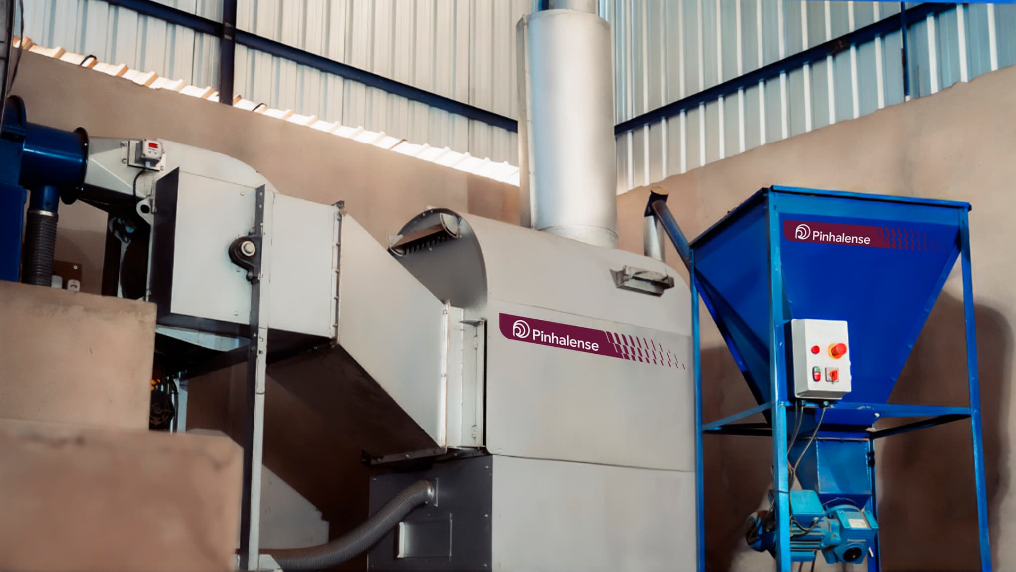 Fornalha para secador de café Pinhalense, insalada junto com alimentador de palha.