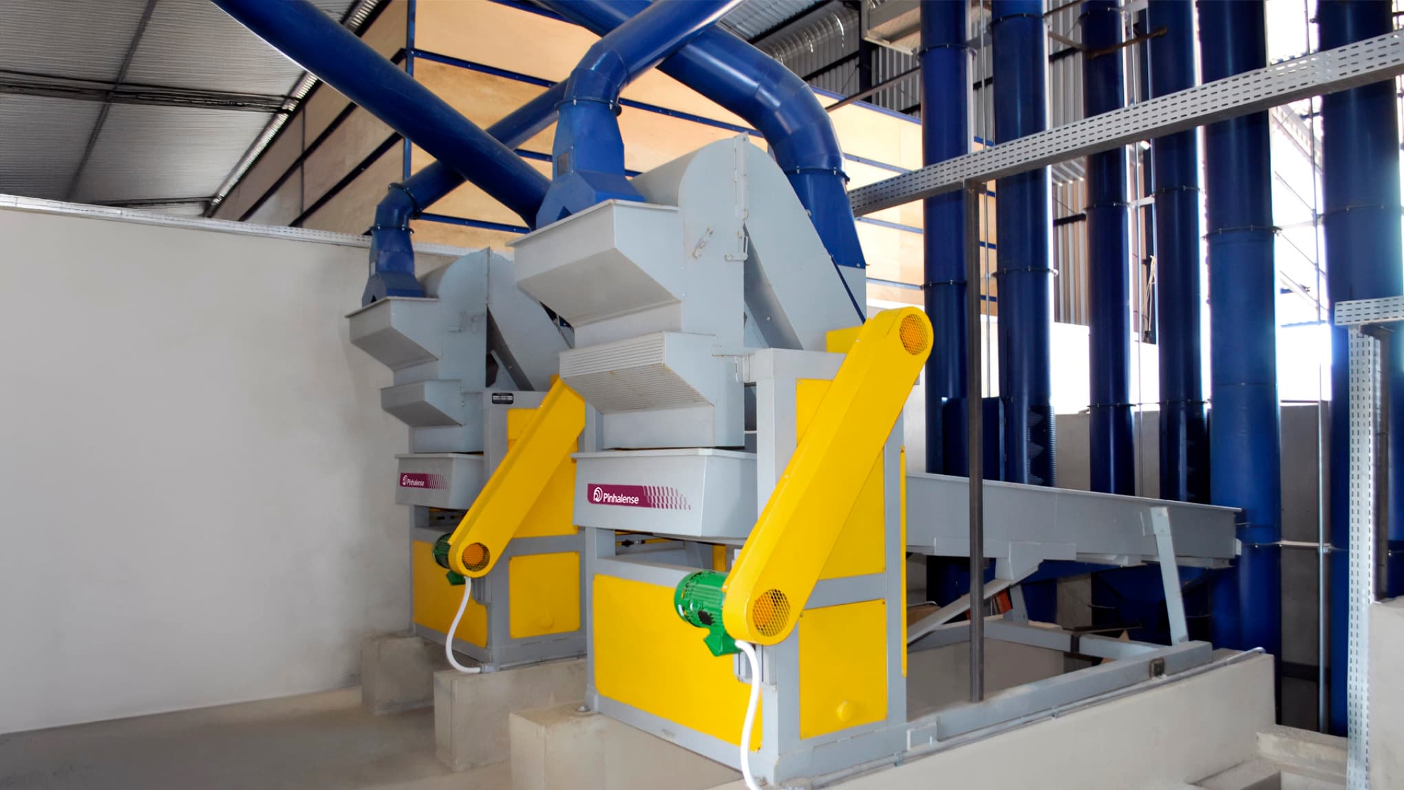 Maquina de pré limpeza de café Pinhalense, PL, instaladas em espaço indicado.