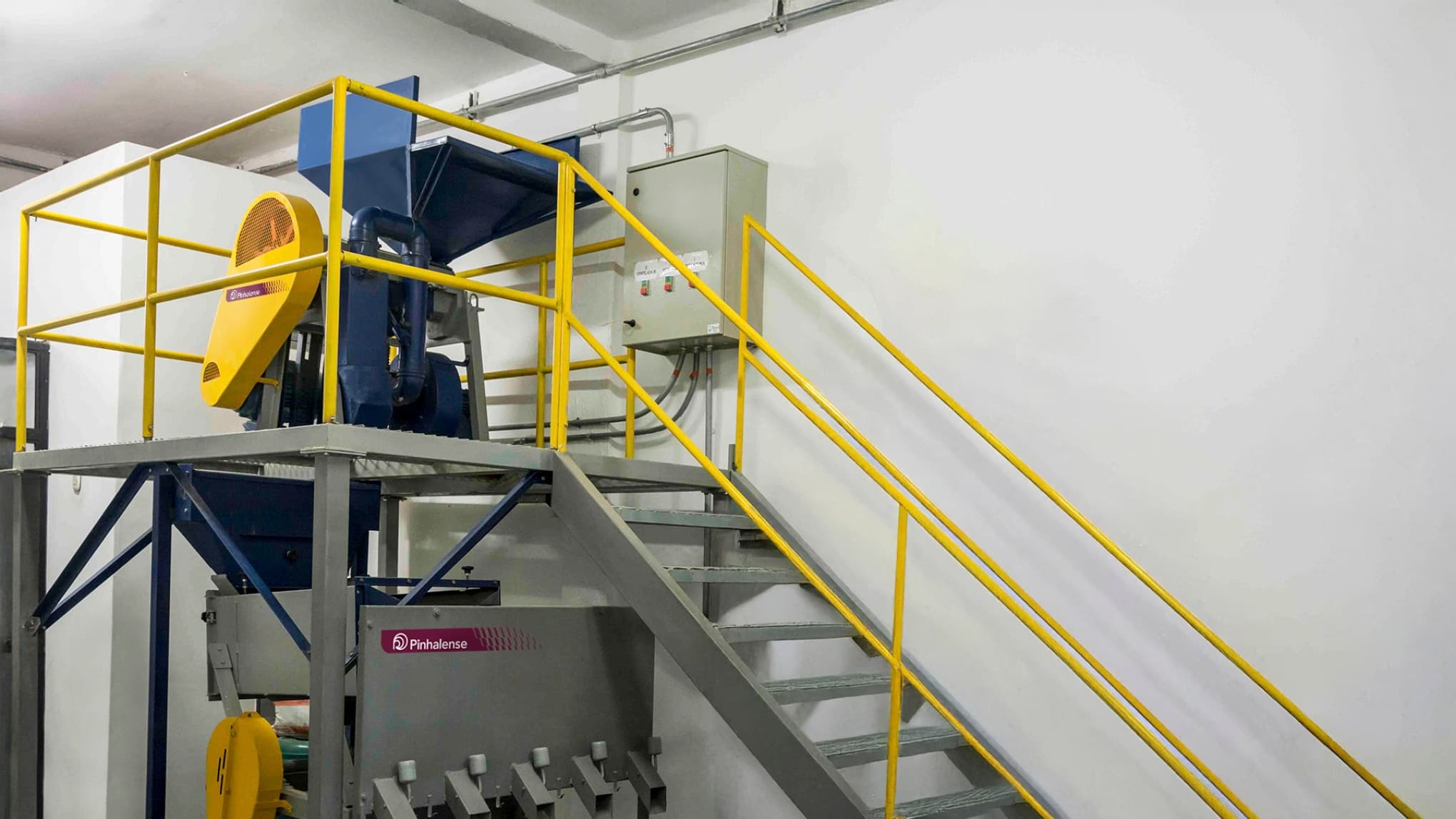 Classificador de café PFA Pinhalense dentro de pequeno espaço