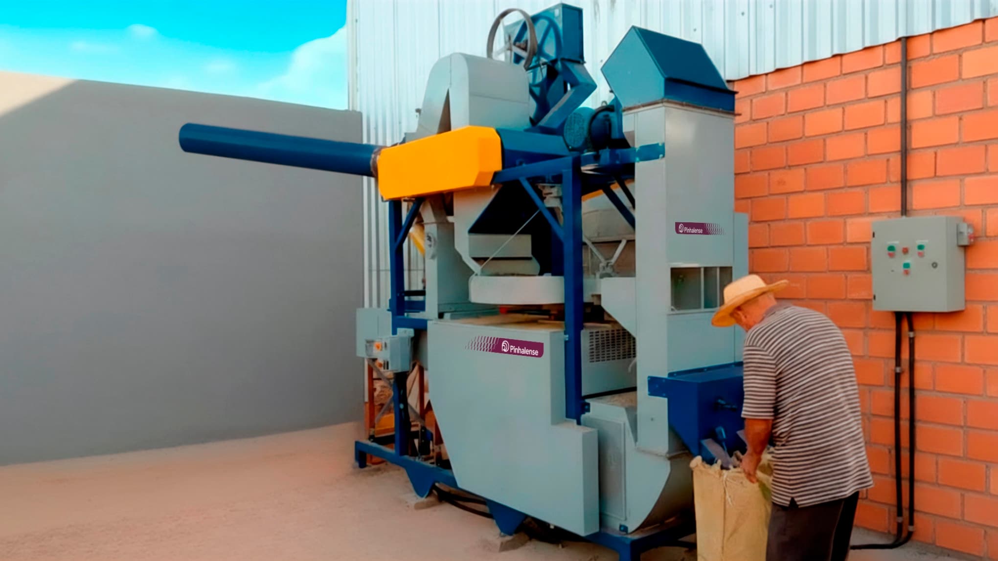 Máquina de descascar café, beneficiadora Compacta, da Pinhalense, com produtor na frente.