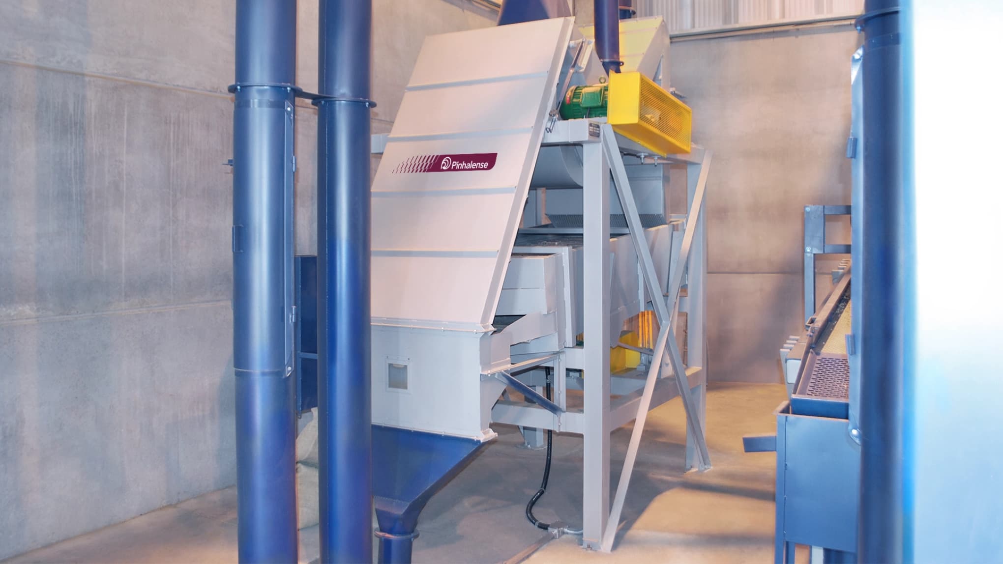 Máquina de Pré Limpeza de Café Pinhalense dentro de ambiente fechado.