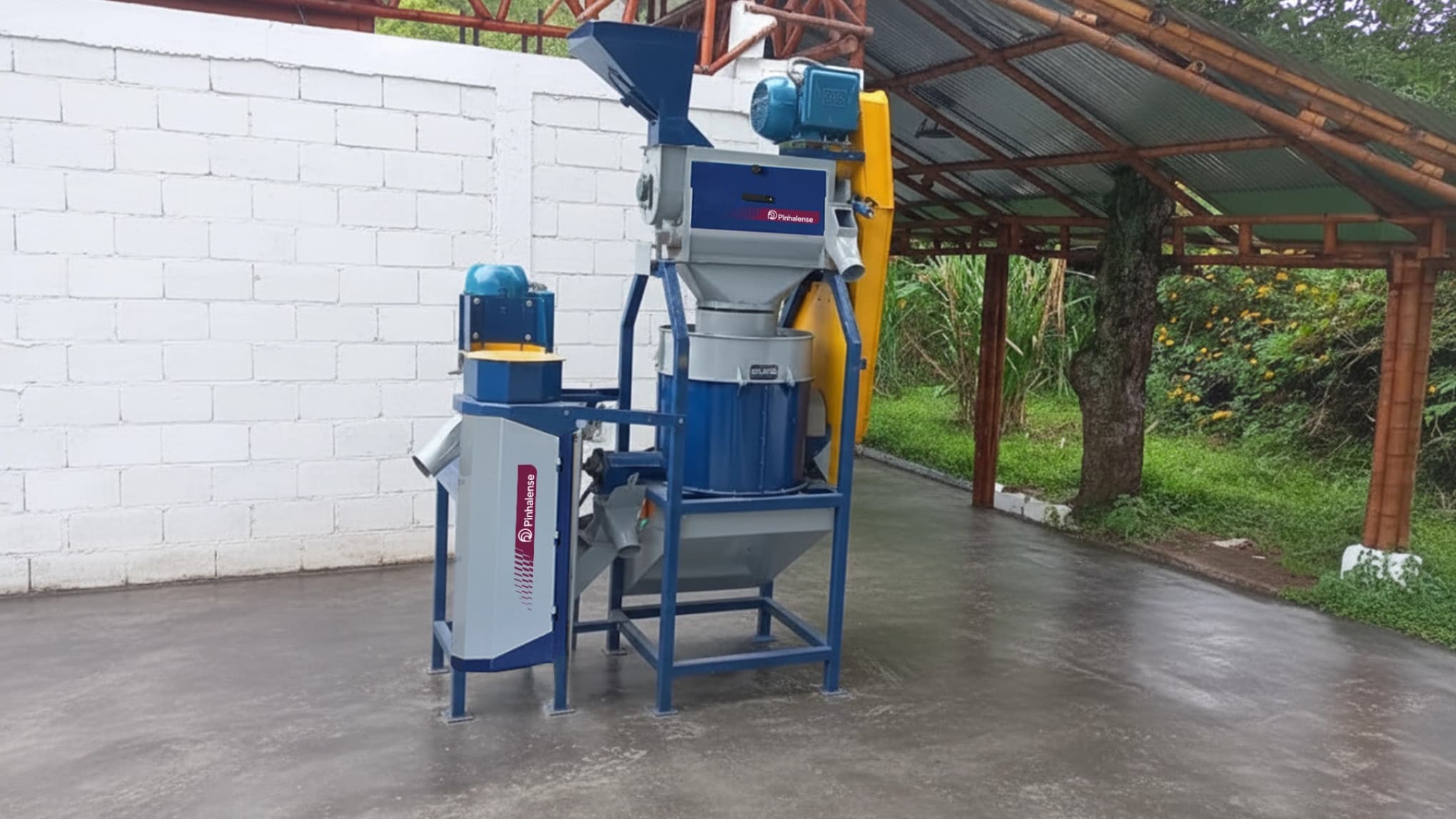 Coffee Pulper with mucilage remover in a open enviroment.