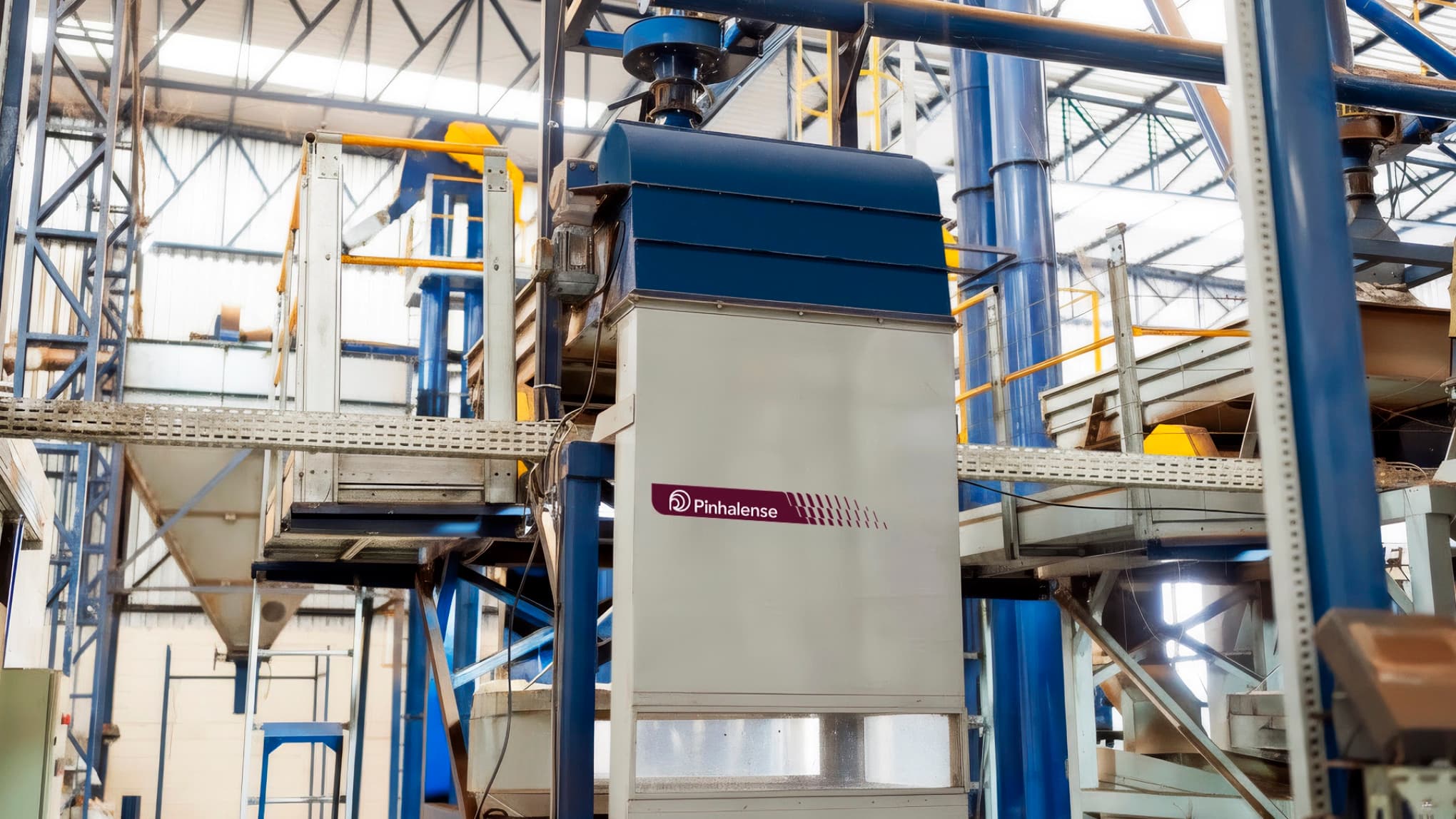 Máquina de Beneficiar Pimenta do Reino Conjugada Pinhalense disposta em armazém.