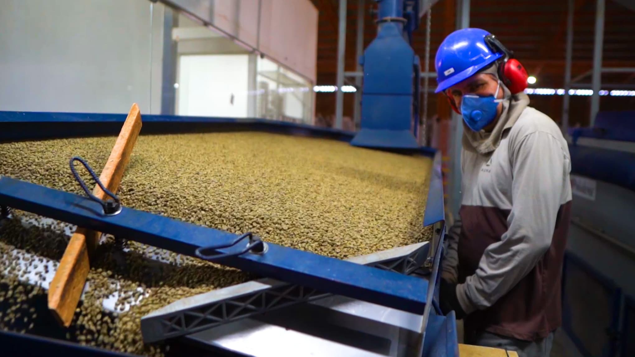 Homem manuseando e ajustando com facilidade a mesa densimétrica para café da Pinhalense.